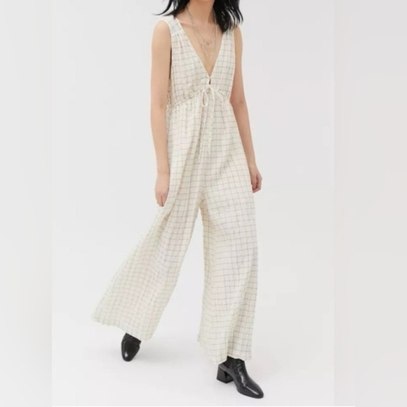 Urban Outfitters NWT Plunging Wide Leg Jumpsuit Size XS. - Picture 1 of 13